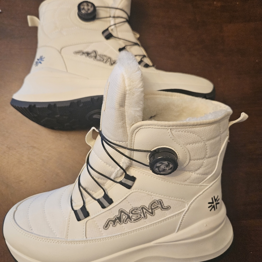 Boa Pro White Winter Boots with Black Accents, Mens 9/ Womens 11